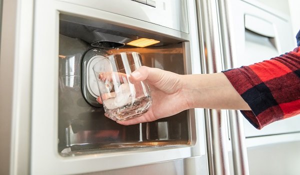 refrigerator ice cubes smell